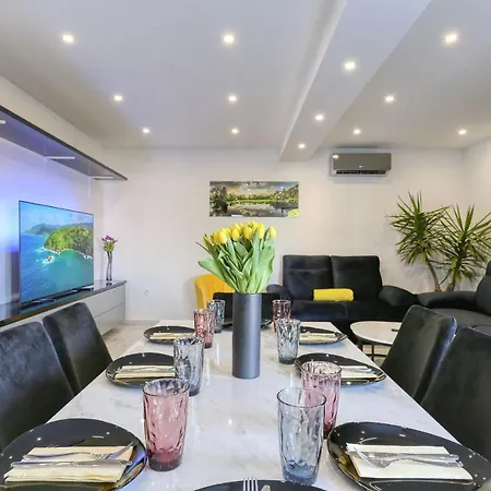 Luxury House * Zara